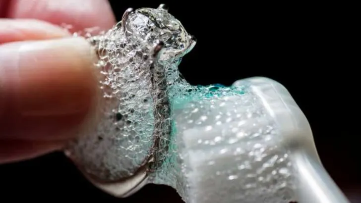 Do Diamonds Absorb Oil?